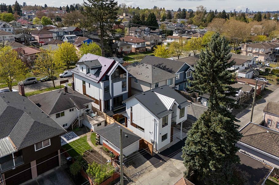 2 3141 E 19 Avenue Vancouver, BC - 23