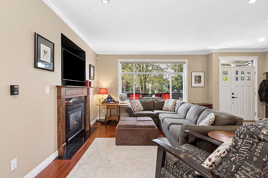 250 E 17th Street North Vancouver, BC - 7