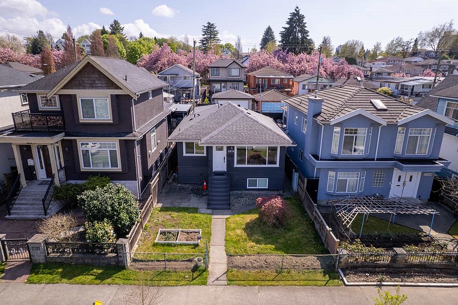 2576 E 27th Avenue Vancouver, BC - 25
