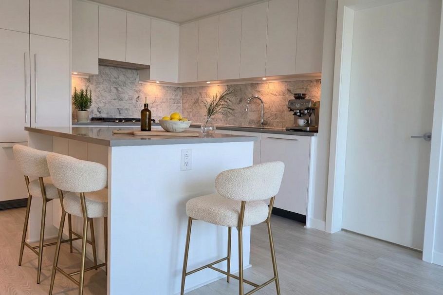 402 110 E 17th Street North Vancouver, BC - 5