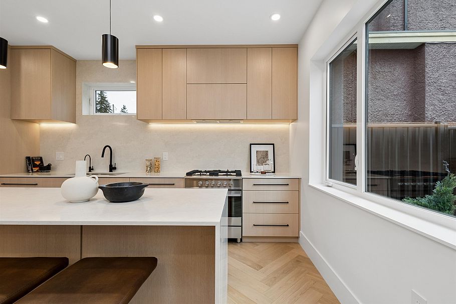 1 3639 E 46th Avenue Vancouver, BC - 2