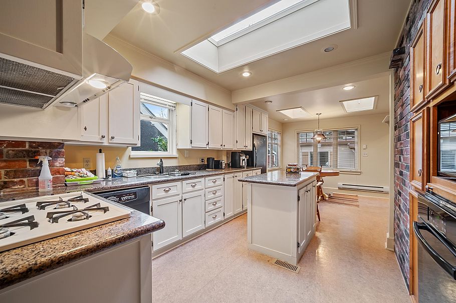 3537 W 31st Avenue Vancouver, BC - 18