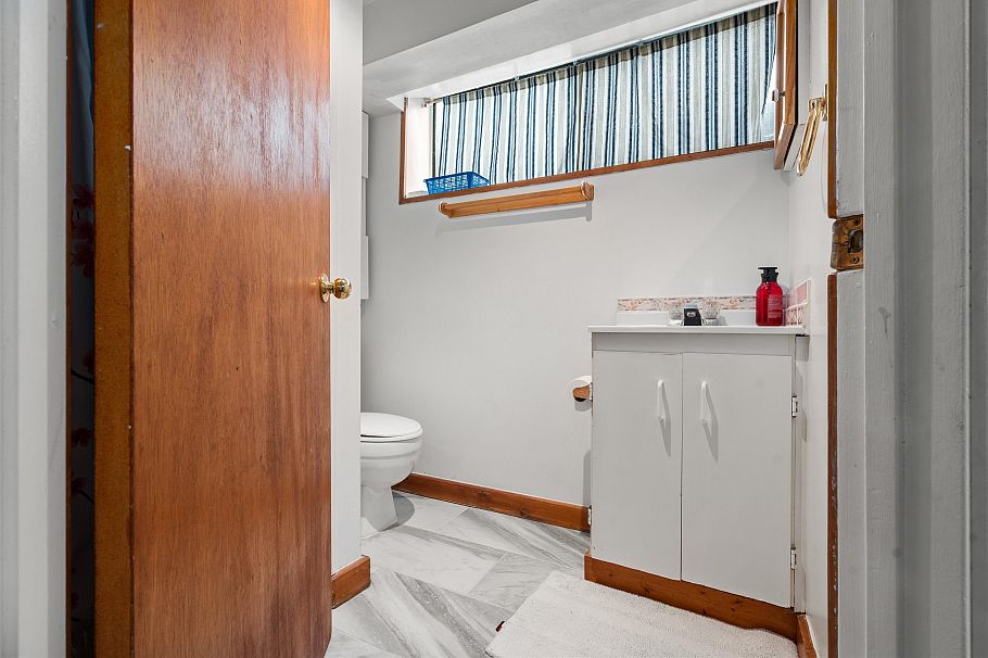 883 Old Lillooet Road North Vancouver, BC - 27