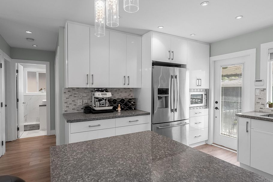 2576 E 27th Avenue Vancouver, BC - 8