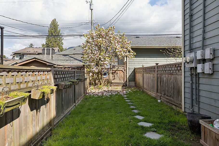 250 E 17th Street North Vancouver, BC - 37