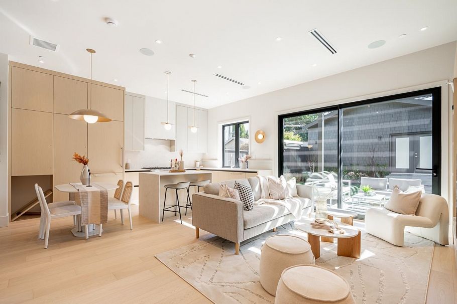 2 372 E 37 Avenue Vancouver, BC - 2