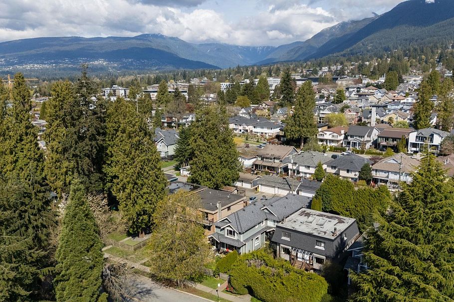 250 E 17th Street North Vancouver, BC - 40