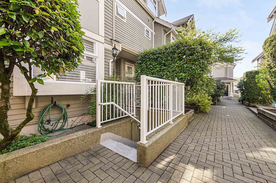1823 Napier Street Vancouver, BC - 35