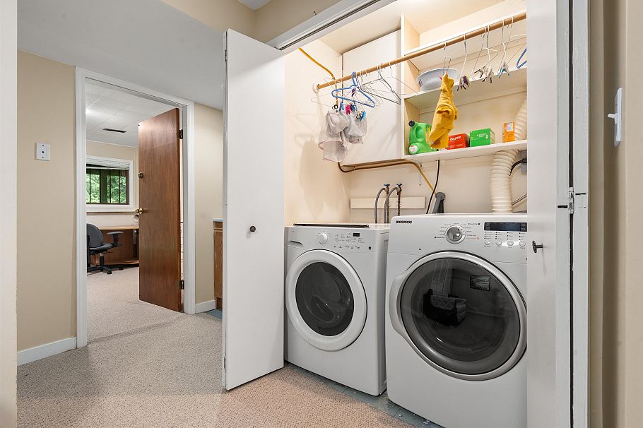 883 Old Lillooet Road North Vancouver, BC - 28