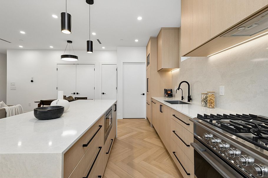 1 3639 E 46th Avenue Vancouver, BC - 5