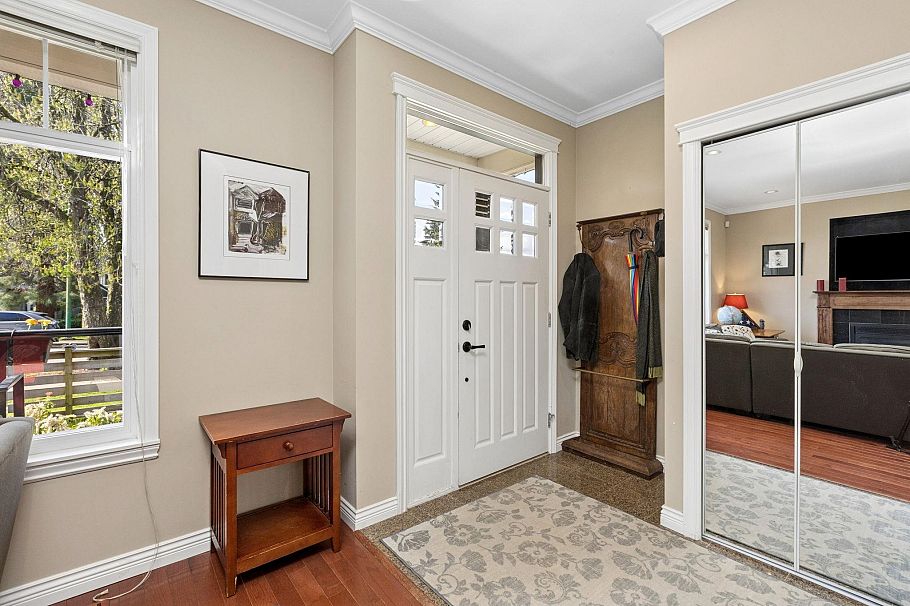 250 E 17th Street North Vancouver, BC - 4