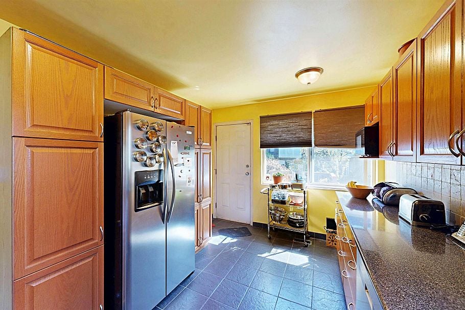 3752 Beatrice Street Vancouver, BC - 11