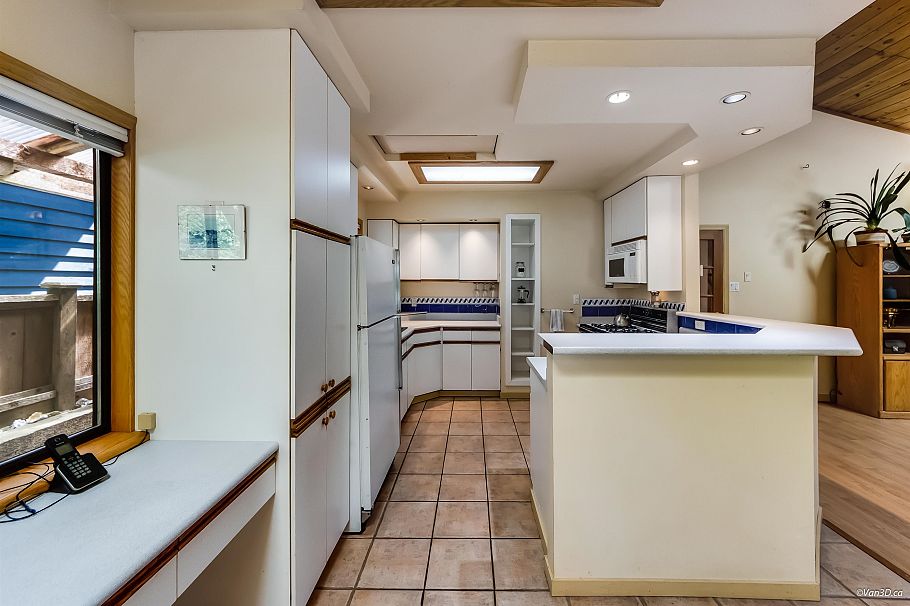 4585 Raeburn Street North Vancouver, BC - 8