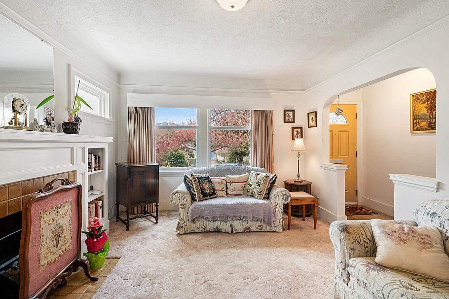 2578 Oxford Street Vancouver, BC - 2