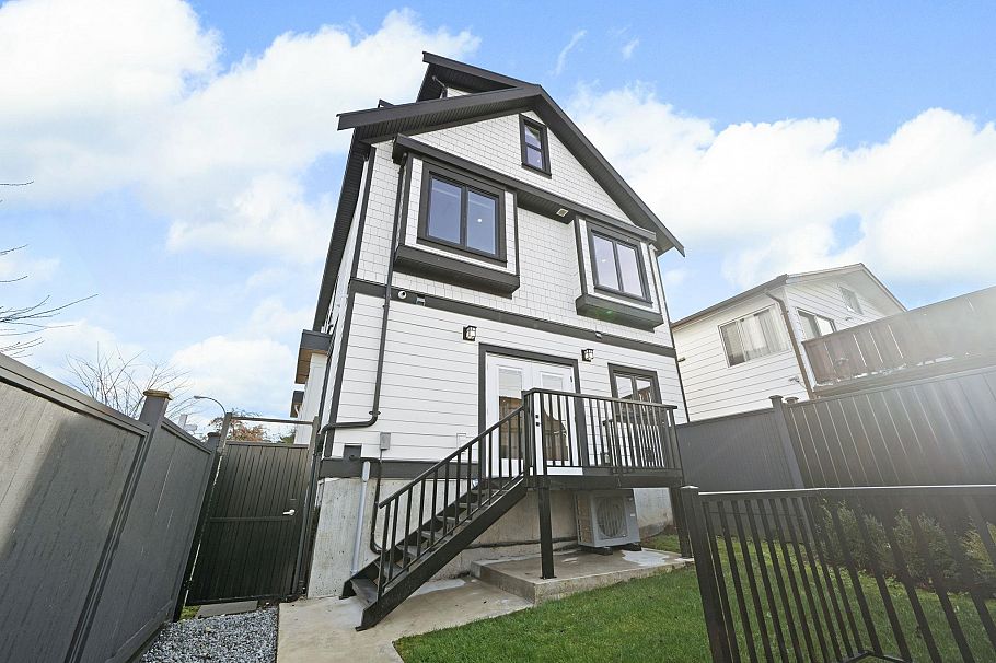 3192 E 23rd Avenue Vancouver, BC - 11