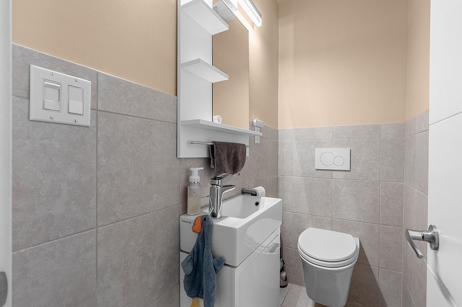 2576 E 27th Avenue Vancouver, BC - 9