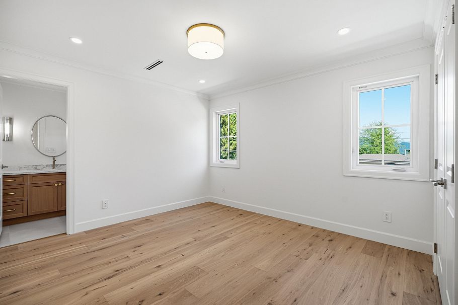 690 E Windsor Road North Vancouver, BC - 24