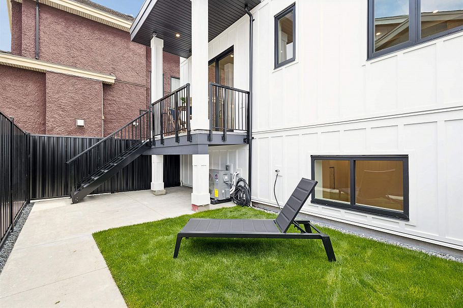 2 3637 E 46th Avenue Vancouver, BC - 36