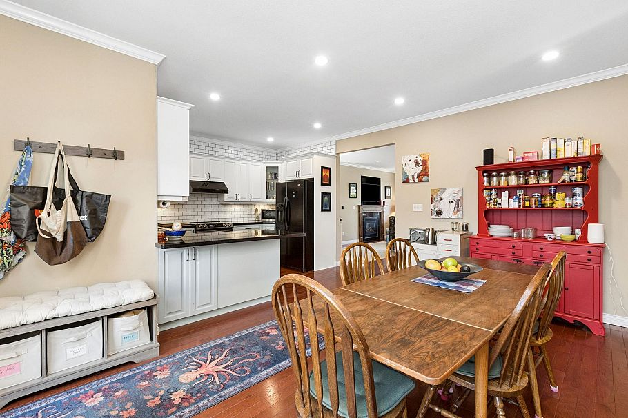 250 E 17th Street North Vancouver, BC - 16