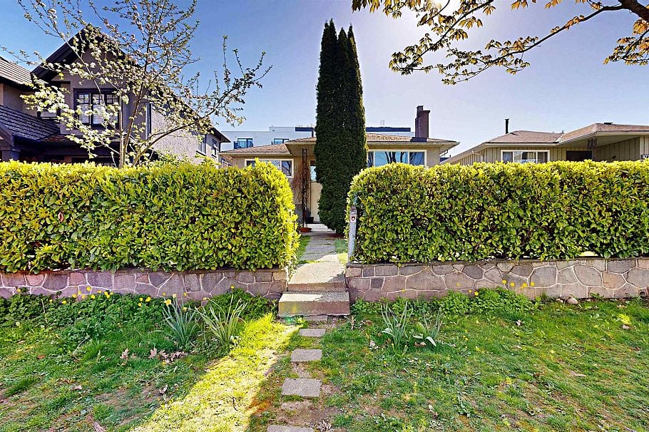 3752 Beatrice Street Vancouver, BC - 1