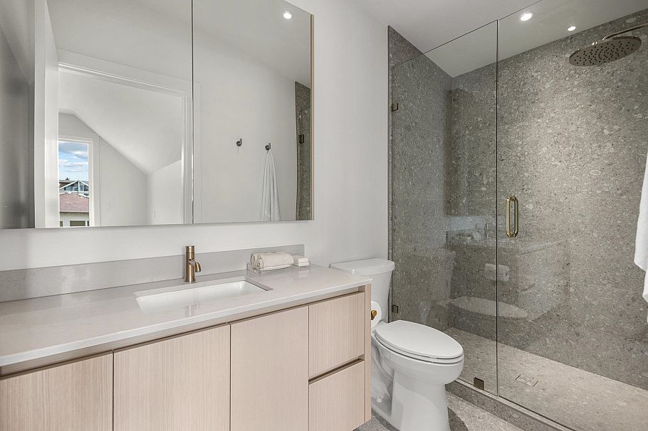 1 2425 Kitchener Street Vancouver, BC - 23