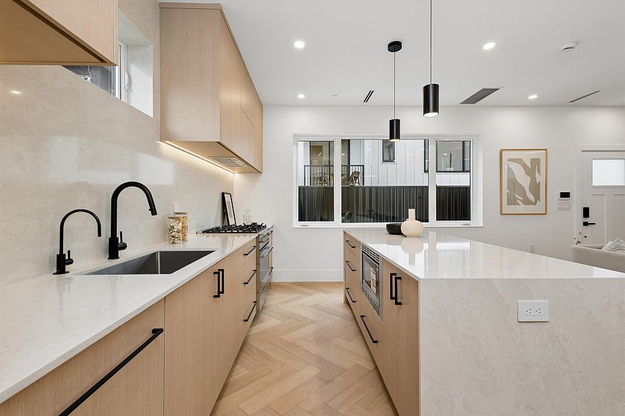 1 3639 E 46th Avenue Vancouver, BC - 4