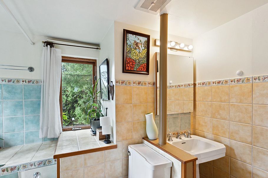 713 E St. James Road North Vancouver, BC - 10