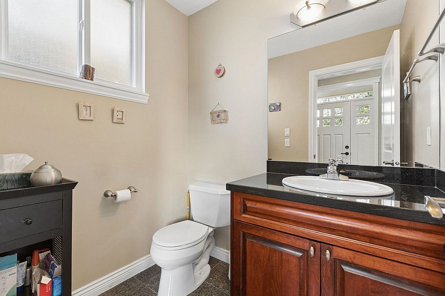 250 E 17th Street North Vancouver, BC - 28