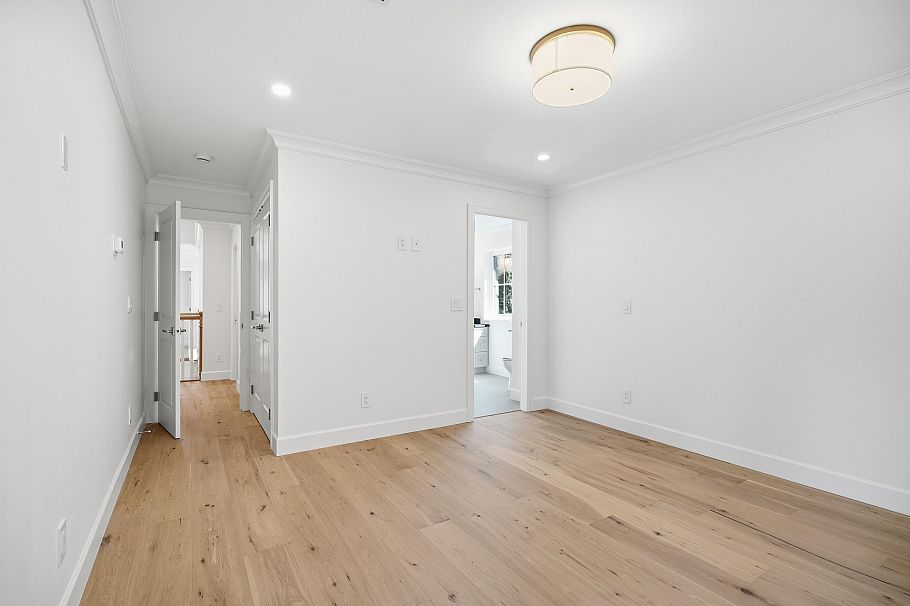 690 E Windsor Road North Vancouver, BC - 26
