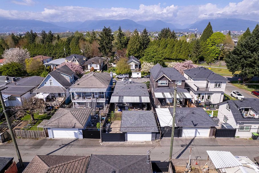 2576 E 27th Avenue Vancouver, BC - 24