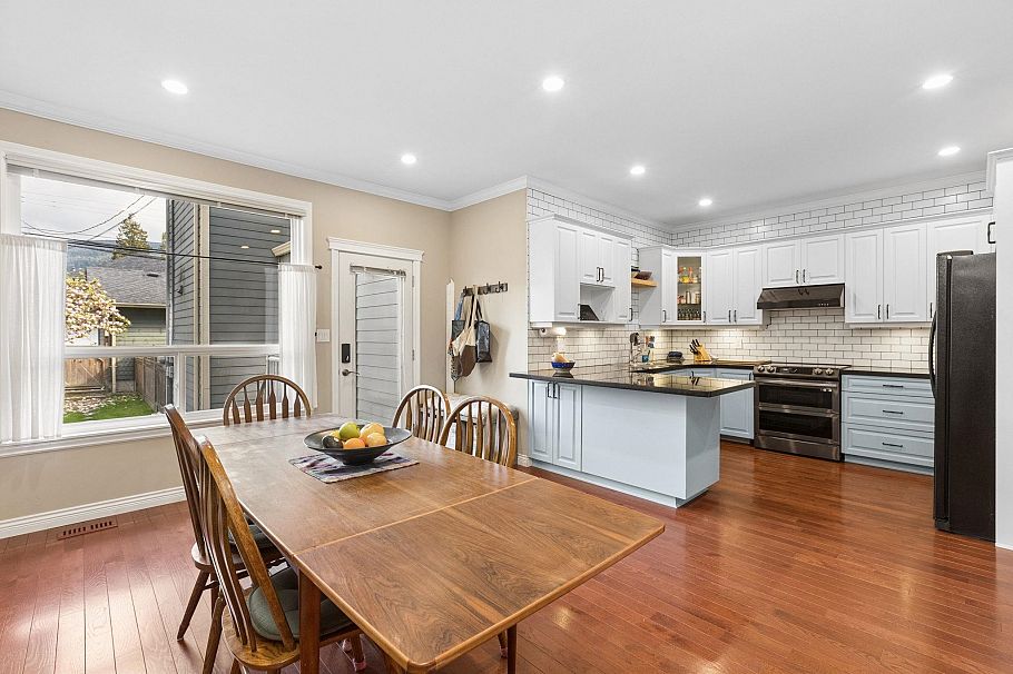 250 E 17th Street North Vancouver, BC - 17