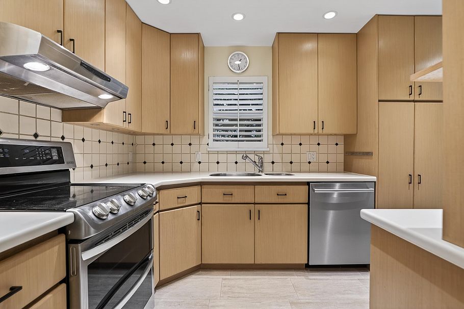 4 3301 W 16th Avenue Vancouver, BC - 2