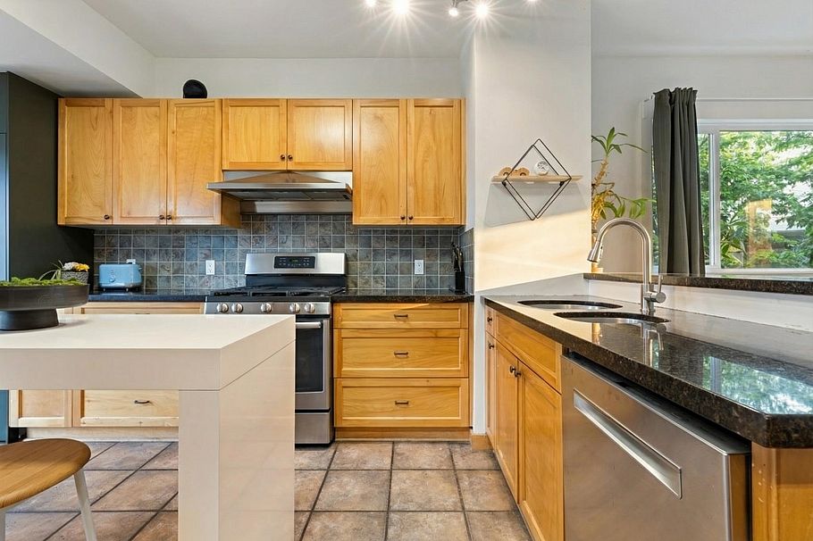 261 E 4th Street North Vancouver, BC - 12