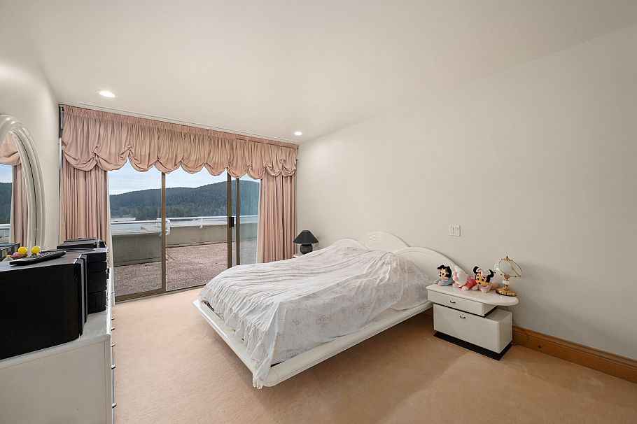 828 Beachview Drive North Vancouver, BC - 16