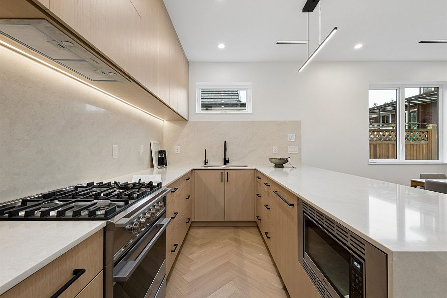 2 3639 E 46th Avenue Vancouver, BC - 4