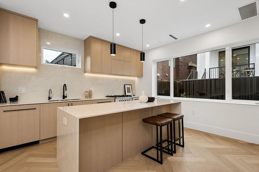 1 3639 E 46th Avenue Vancouver, BC - 3