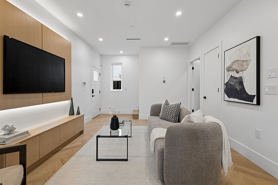 2 3639 E 46th Avenue Vancouver, BC - 11