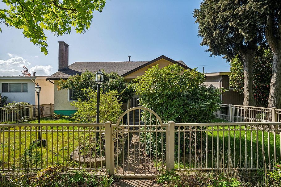 1388 E 60th Avenue Vancouver, BC - 1