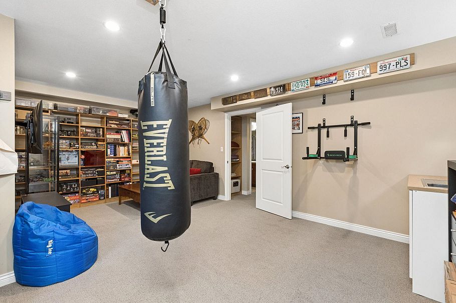 250 E 17th Street North Vancouver, BC - 35