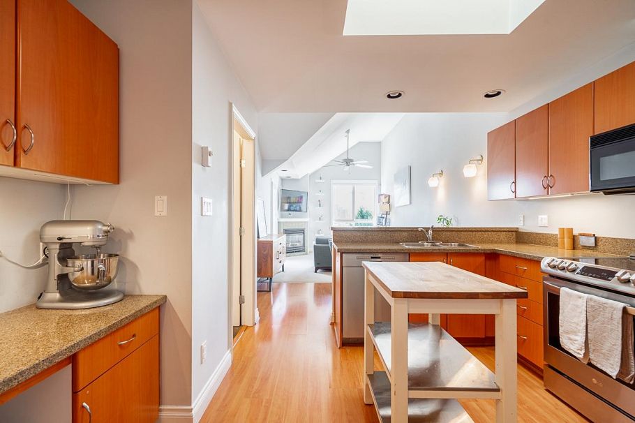 401 128 W 21st Street North Vancouver, BC - 9