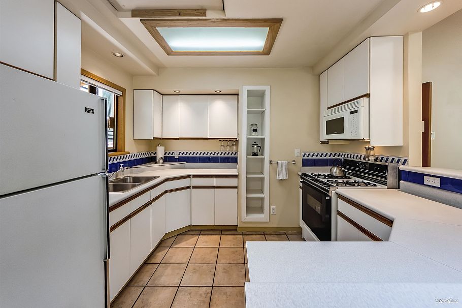 4585 Raeburn Street North Vancouver, BC - 9