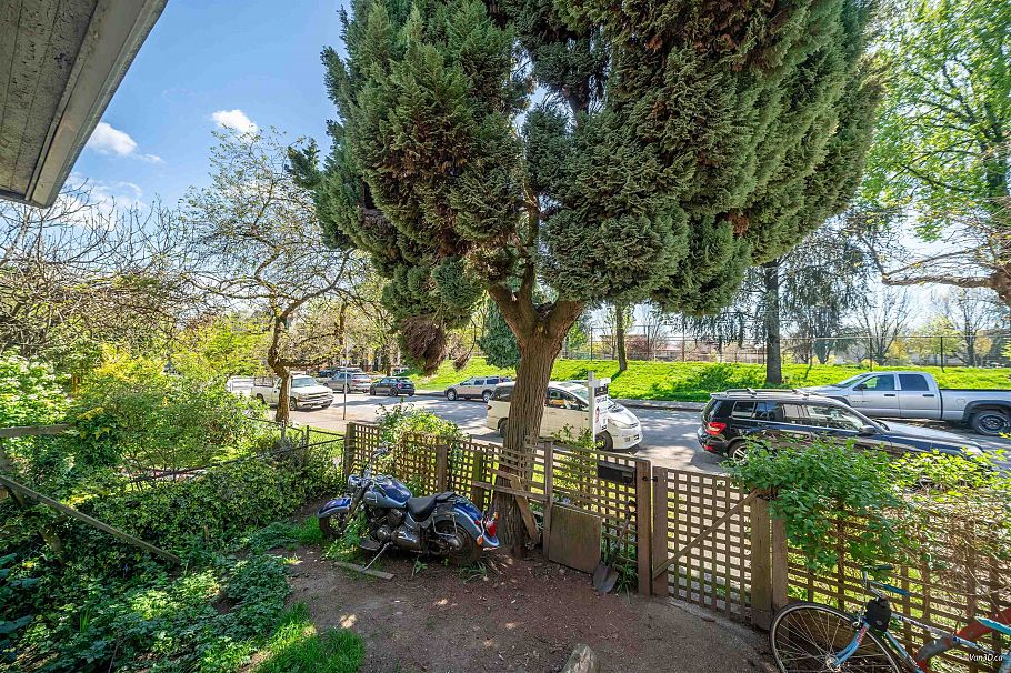 655 E Pender Street Vancouver, BC - 1