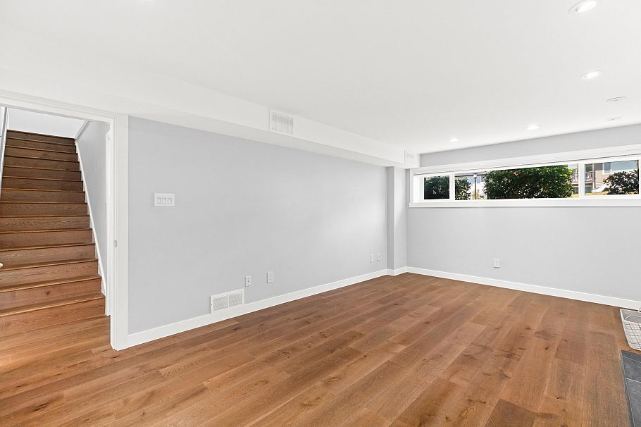 219 E 26th Street North Vancouver, BC - 25