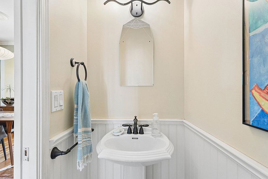 408 E 2nd Street North Vancouver, BC - 17