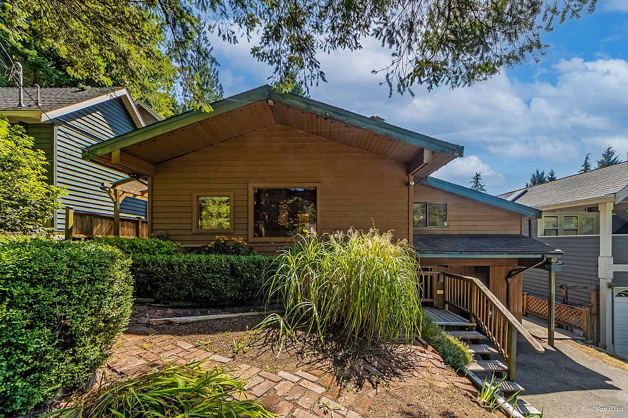 4585 Raeburn Street North Vancouver, BC - 3