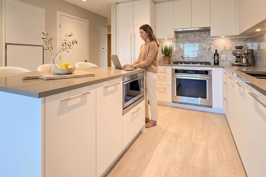 402 110 E 17th Street North Vancouver, BC - 4