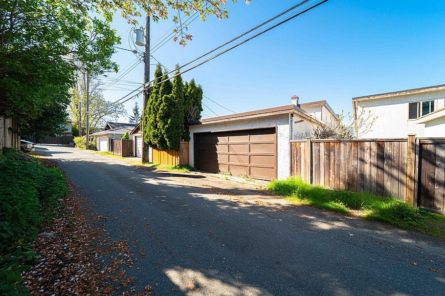 3974 W 10th Avenue Vancouver, BC - 37