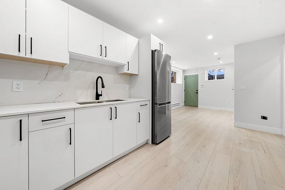 3274 E 44th Avenue Vancouver, BC - 18