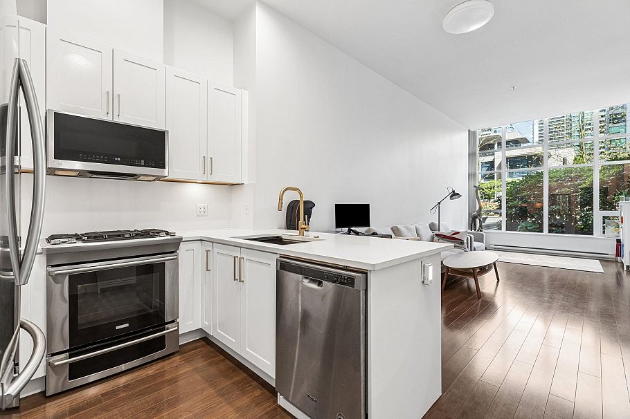 101 2077 Rosser Avenue Burnaby, BC - 1