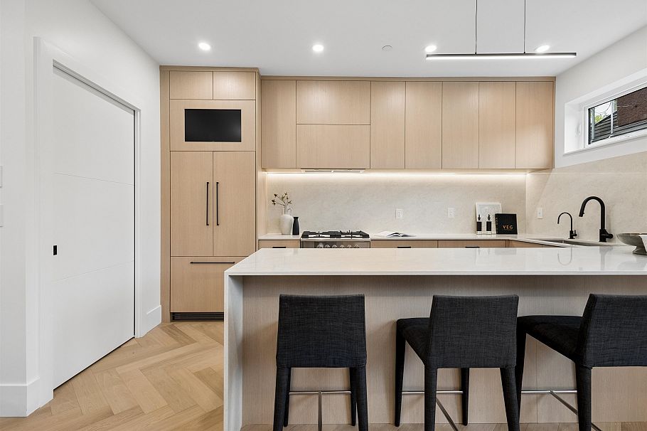 2 3639 E 46th Avenue Vancouver, BC - 2